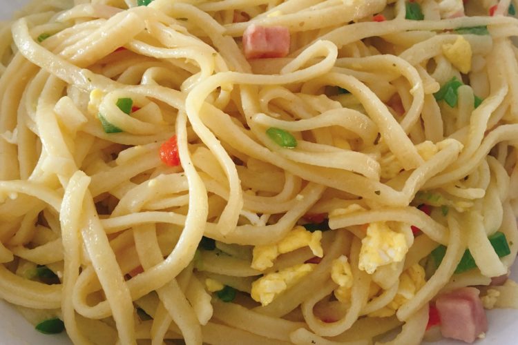 Bami goreng, kipsaté, pindasaus, atjar, gebakken uitjes ( 31-Ma-B)