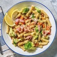 16 -pasta pijpjes Genovese (ham, prei, tomaat, roomsaus), rauwkost, kaas